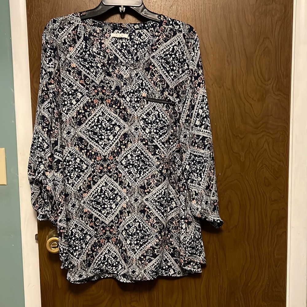 Maurice’s Women’s navy blue floral blouse size Plus 2